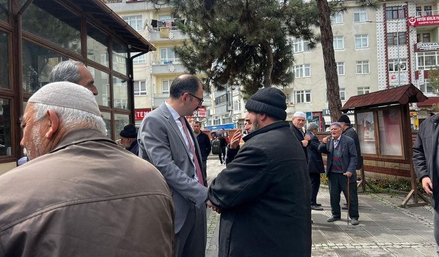 Taşköprü Kaymakamı cami çıkışında vatandaşlarla sohbet etti