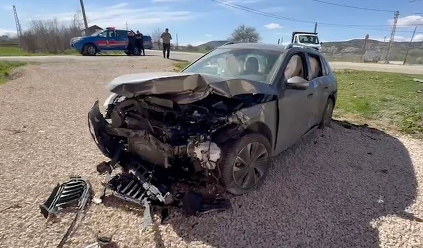 Taşköprü'de feci kaza! İki otomobil çarpıştı: 3 kişi yaralandı!