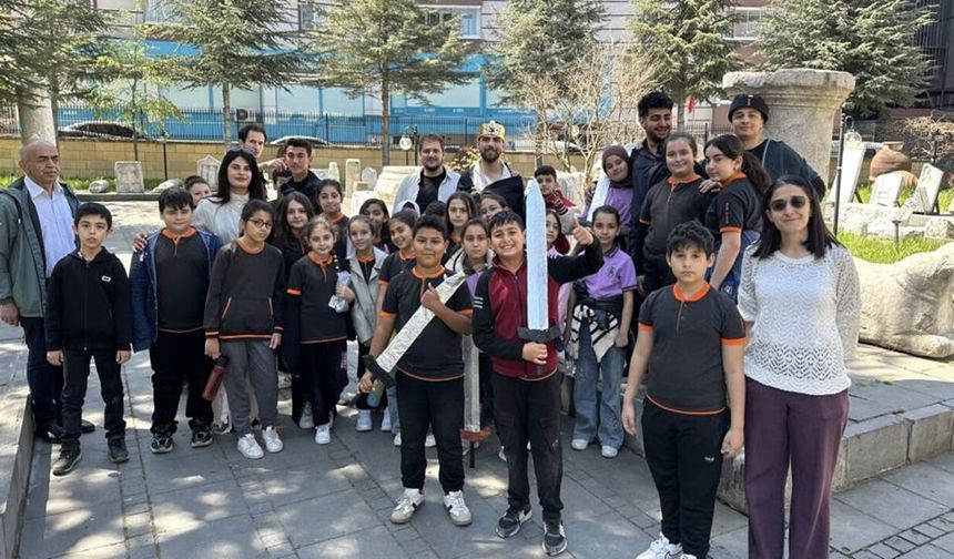 Kastamonu’da üniversiteli öğrencilere miniklerden büyük alkış