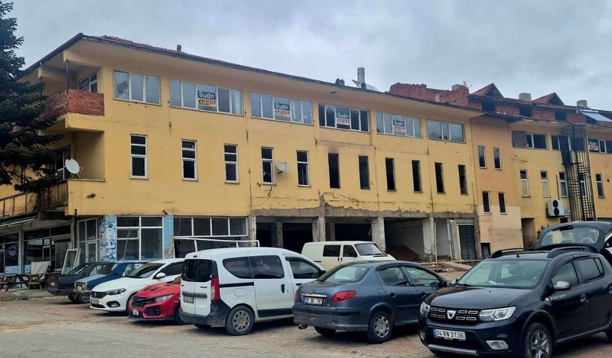 Azdavay’da eski iş merkezi tarihe karışıyor