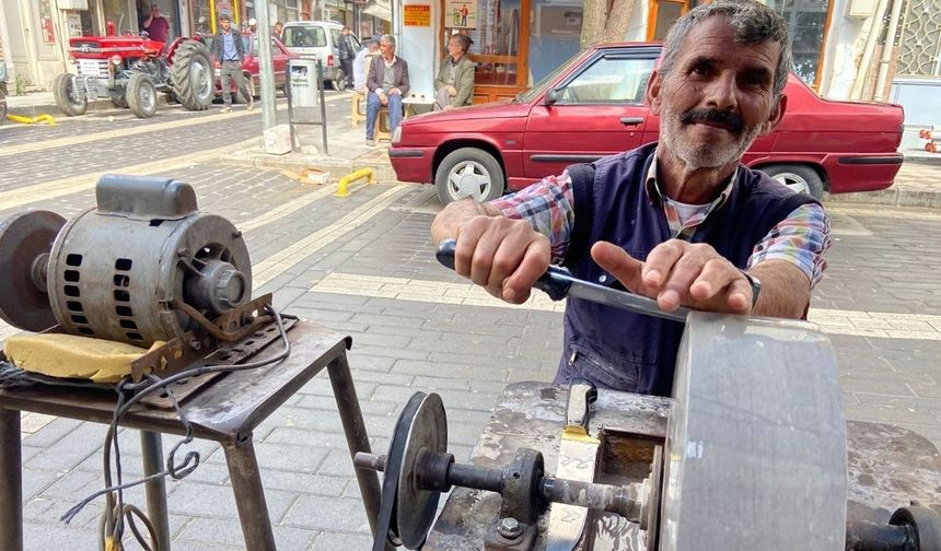 Taşköprü’de bayramın sesi bileme taşından yükseliyor