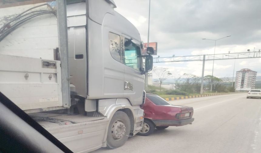 Kastamonu'da faciadan dönüldü: Tır ile otomobil çarpıştı!