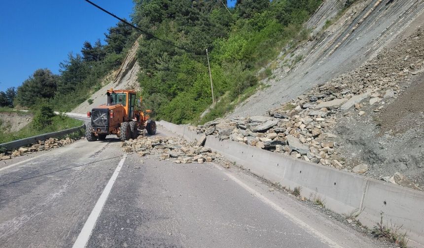 Son Dakika! İnebolu yolunda heyelan: Yol kapandı