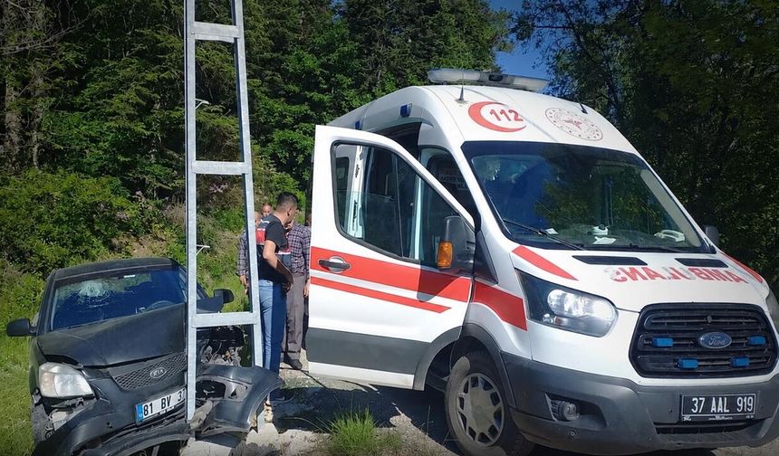 Kastamonu’da otomobil direğe çarptı: Yaralılar var