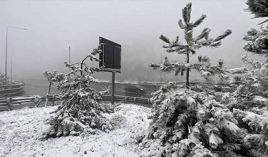 Kar yağıyor: Kastamonu'dan İstanbul'a gidecekler yaz lastiğiyle yola çıkmasın!