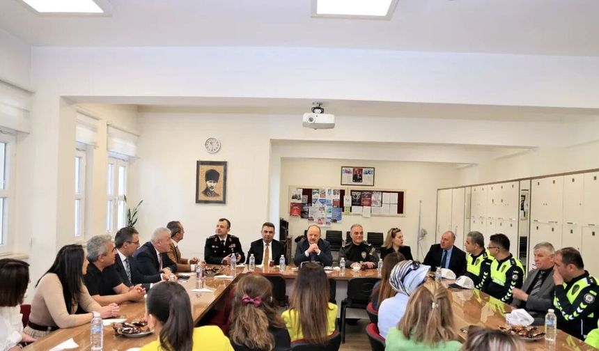 Vali Dallı öğretmenlerle bir araya geldi