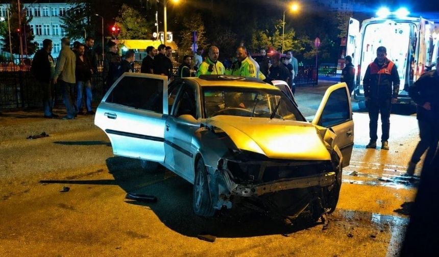 Kastamonu’da korkunç kaza: otomobil elektrik direğine çarptı, 4 yaralı