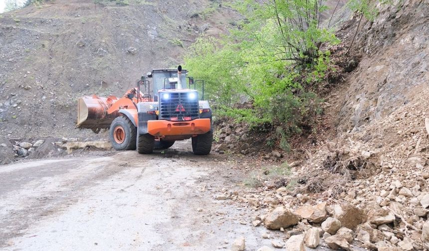 Kastamonu’da köylere ulaşımı kesen heyelan temizlendi