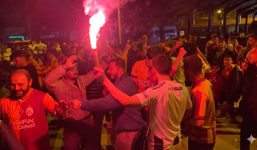Taşköprü’de Galatasaray coşkusu! Şampiyonluk kutlamaları geceye damga vurdu