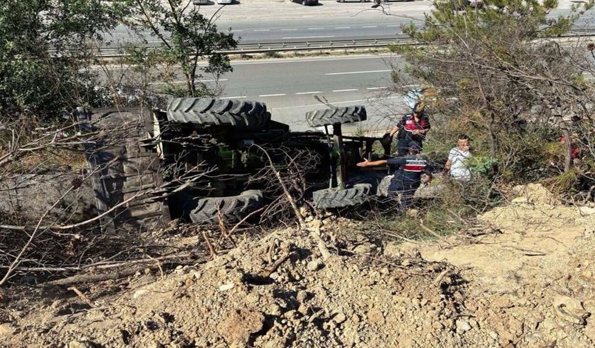 Feci traktör kazası: Sürücü devrilen traktörün altında kaldı