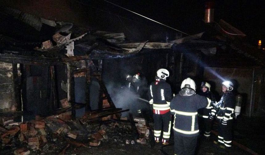 Kastamonu’da geceyi alevler aydınlattı: Ahşap ev kül oldu