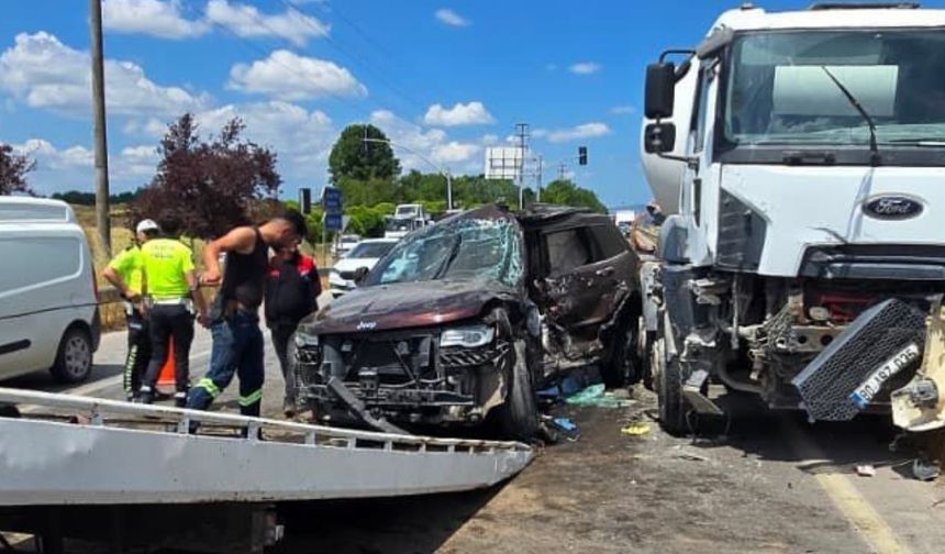 Beton mikseri lüks aracı biçti: D-100’de korkutan kaza