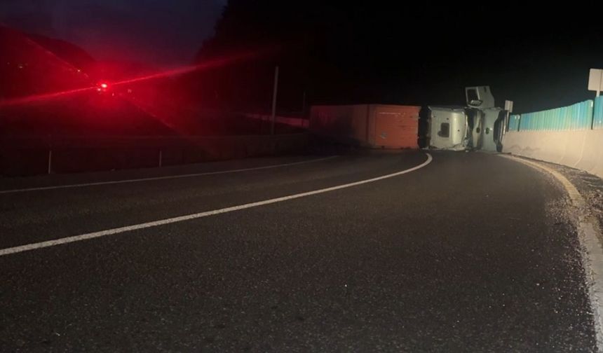 Bolu Dağı’nda mühimmat paniği: Tır devrildi, D-100’de ulaşım durdu
