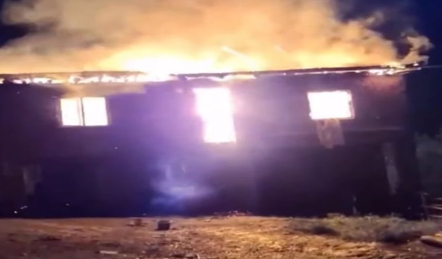 Taşköprü’de korkutan yangın! Ahşap ev alevlere teslim oldu
