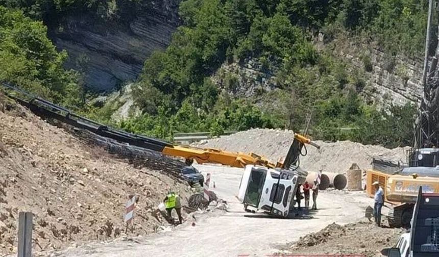 Kastamonu'da feci kaza: Şantiyede vinç devrildi