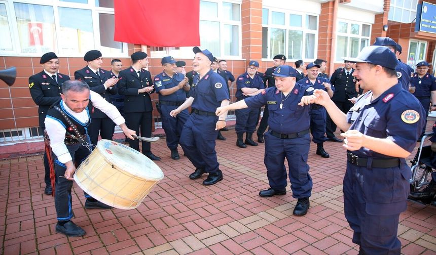 Kastamonu'da önce eğlence sonra yemin: Çakı gibi asker oldular