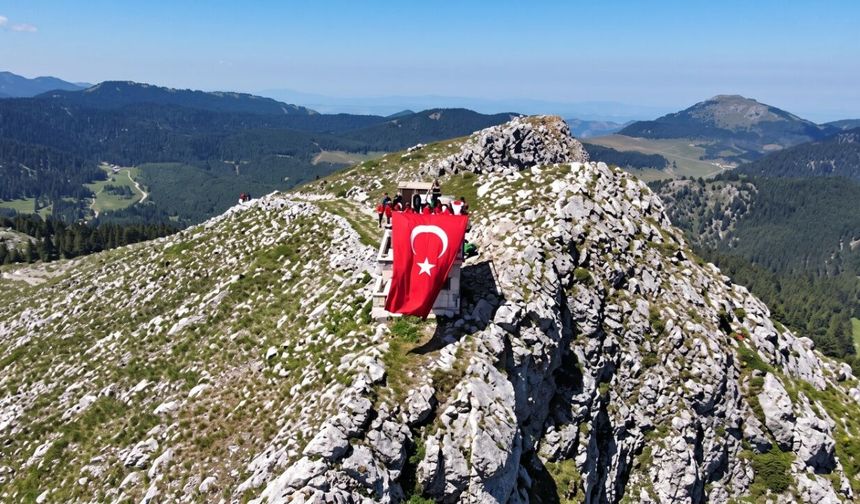 Taşköprü sınırındaki zirvede nefes kesen etkinlik: 1.850 Rakımda dev Türk bayrağı!