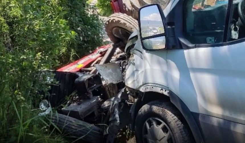 Kastamonu’da feci kaza: Traktör ile minibüs çarpıştı, 1 yaralı