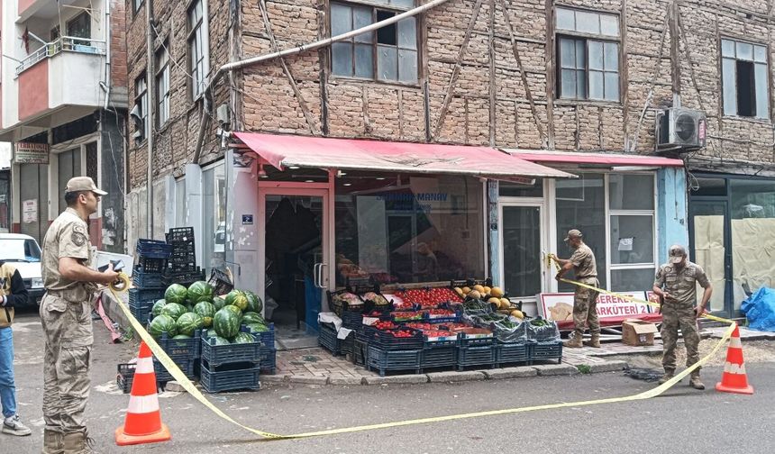 Tartışma kanlı bitti: Eşini öldürdü, minibüs şoförünü bıçakladı