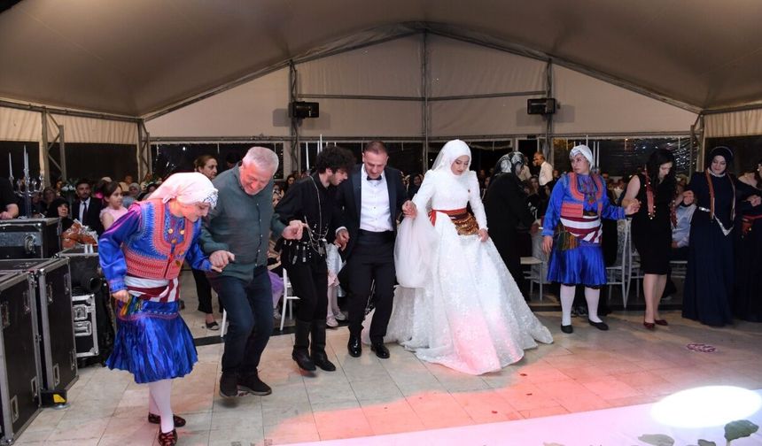 Yılın düğünü Taşköprü’de: İl Sağlık Müdürü horon ekibine taş çıkarttı
