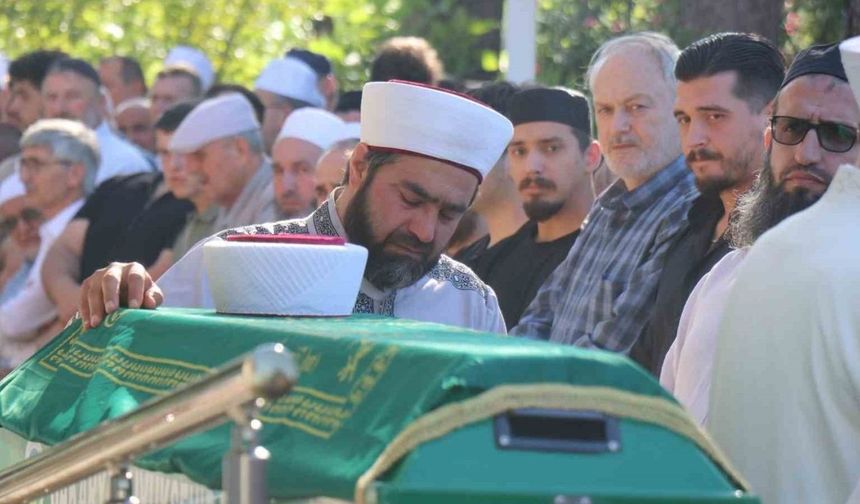 İmam babanın en zor görevi: Oğlunu son yolculuğuna uğurladı