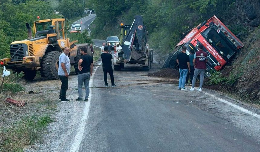 İnebolu-Doğanyurt yolunda korkutan kaza! Hafriyat kamyonu devrildi