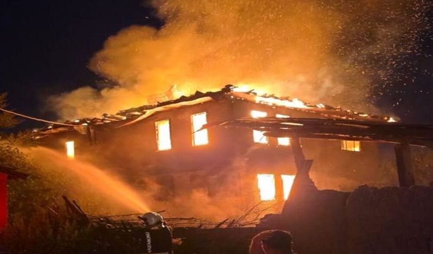 Kastamonu’da geceyi alevler aydınlattı: Samanlık kül oldu