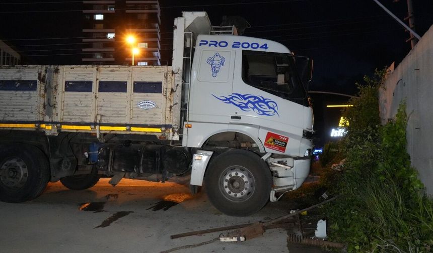 Kastamonu'da korku dolu anlar: Fenalaşan sürücünün kullandığı kamyon kontrolden çıktı