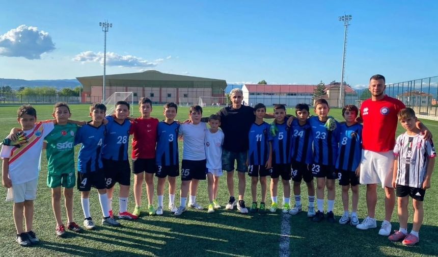 Kastamonulu futbolcu Taşköprü’de minik sporcularla buluştu