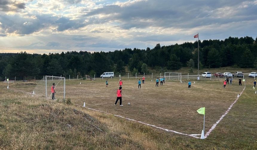 Spor malzemesi desteği Taşköprü’deki köyün heyecanını katladı