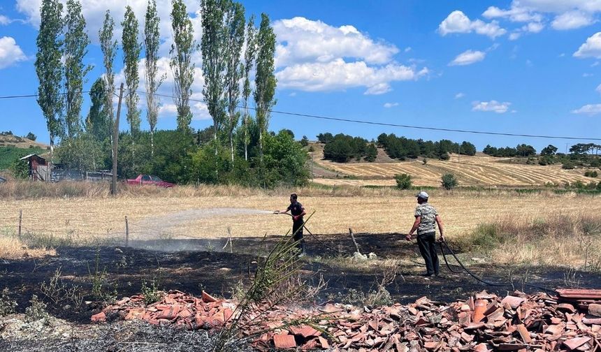 Taşköprü’de alevler tarlaya yayılamadan durduruldu
