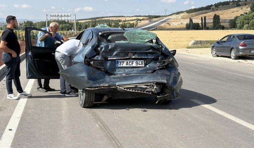 Tır otomobili biçti: Sürücüler ölümden döndü