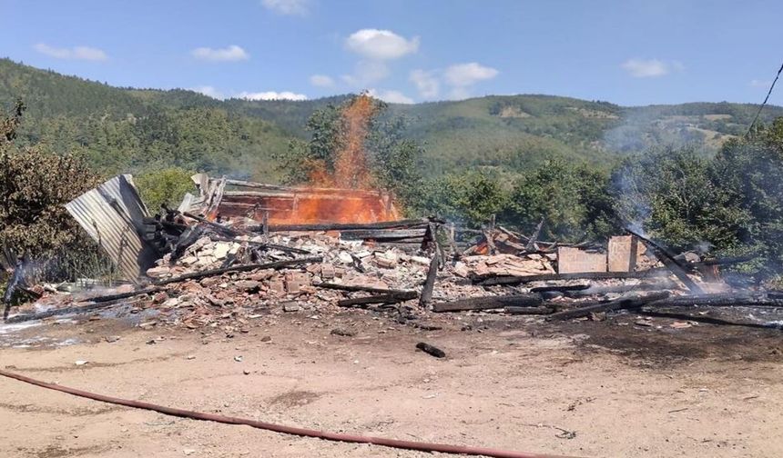 Son dakika: Kastamonu'da bir ev küle döndü