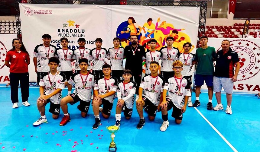 Kastamonu voleybolunun yükselen yıldızı: Şampiyonluk kupası kaldırdı