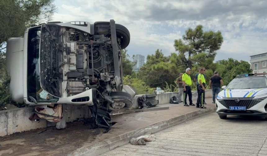 Freni tutmayan kamyon bahçeye uçtu: Sürücüyü kemer kurtardı