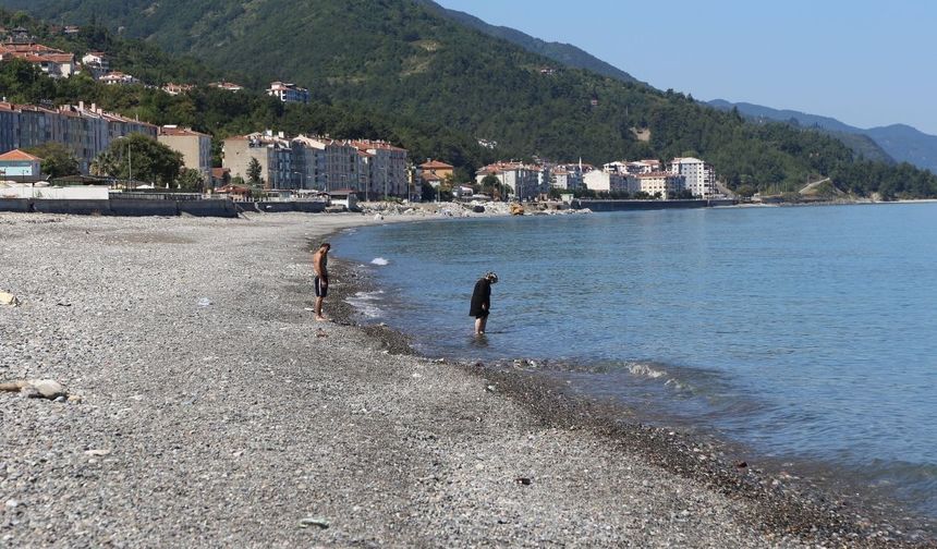 Kastamonu sahili yaz ortasında deniz buz kesti