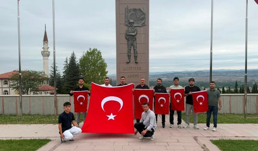 Taşköprü’de vefa örneği: Şehit kabirlerini temizlediler