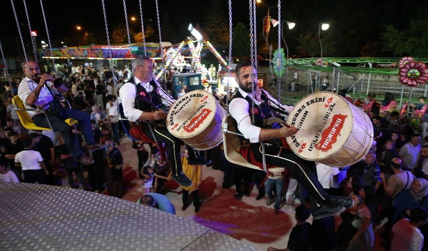 Taşköprü'de davulcular festivale renk kattı: Lunaparkta coşkulu eğlence