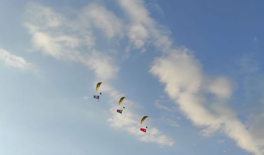 Taşköprü semalarında festival coşkusu: Paramotorlar nefes kesti