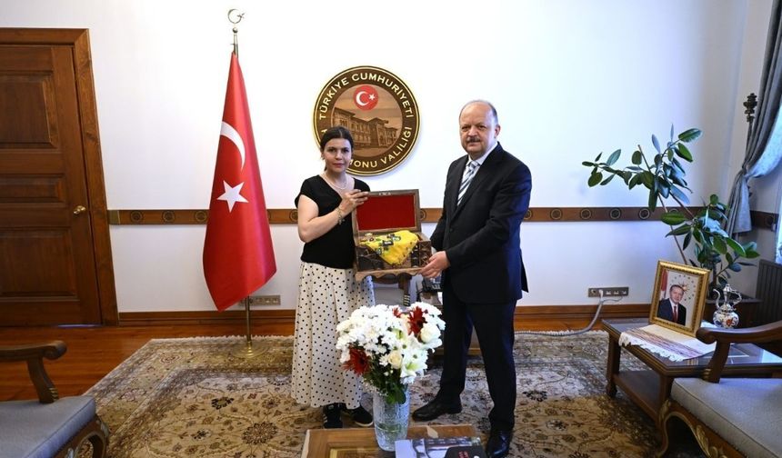 Kastamonu Valisi Dallı’dan Taşköprülü yapımcı Zeynep Kahreman’a teşekkür