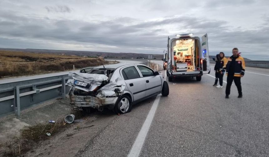 Bariyerlere çarpan otomobilde can pazarı: 5 yaralı
