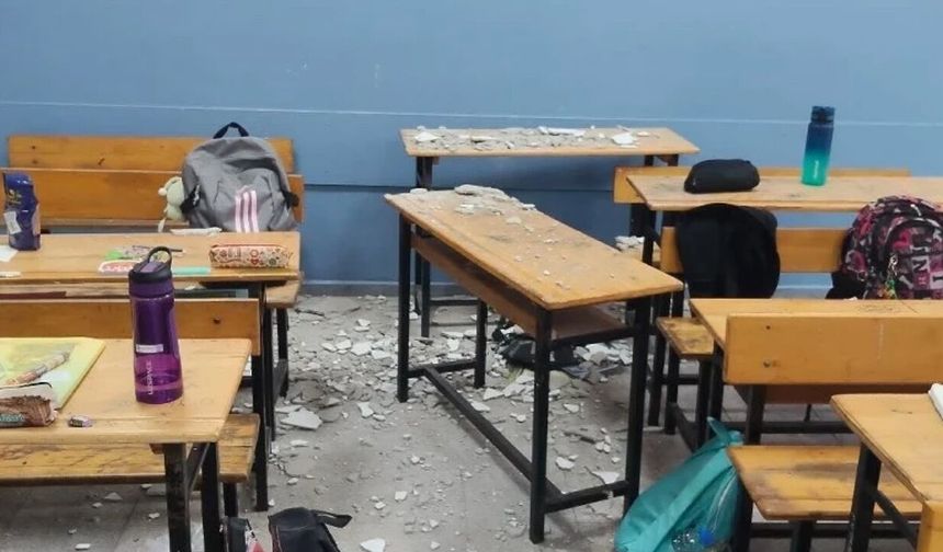 Dersin ortasında korku! Tavandan sıvalar öğrencilerin üzerine düştü