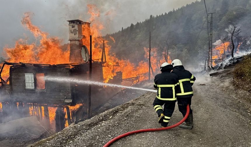 Kastamonu’daki felakette son durum: 11 köy evi yanıyor!