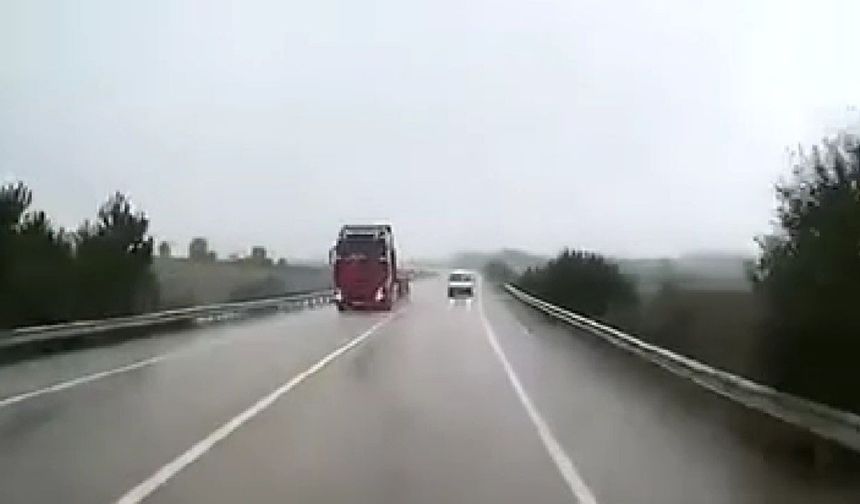 Komşuda yağışlı yolda hatalı sollama dehşeti