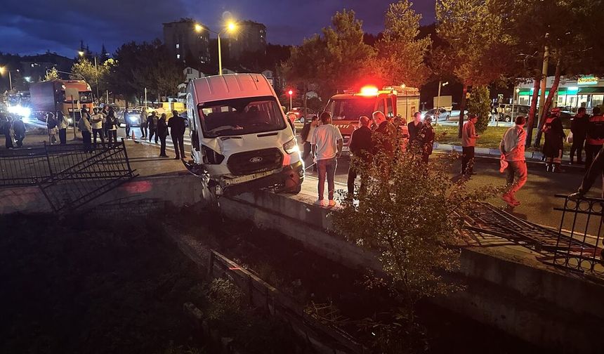 Kastamonu'da korku dolu anlar: Minibüs korkuluklarda asılı kaldı!