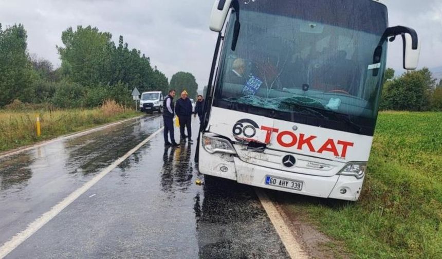 Otobüs kamyonete arkadan çarptı: Biri ağır iki yaralı