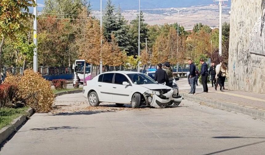 Kastamonu’da üniversite yolunda korkutan kaza: Ağaca çarpıp karşı yola geçti