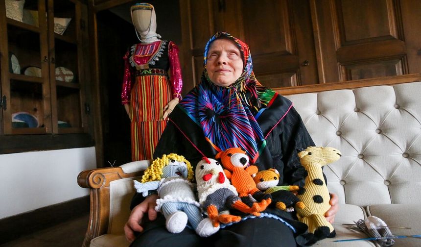 Kastamonu'da kendisi gibi görme engelli çocuklar için oyuncak bebekler örüyor