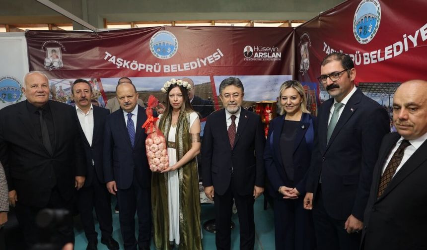 Bakan Yumaklı’dan Taşköprü standına ziyaret