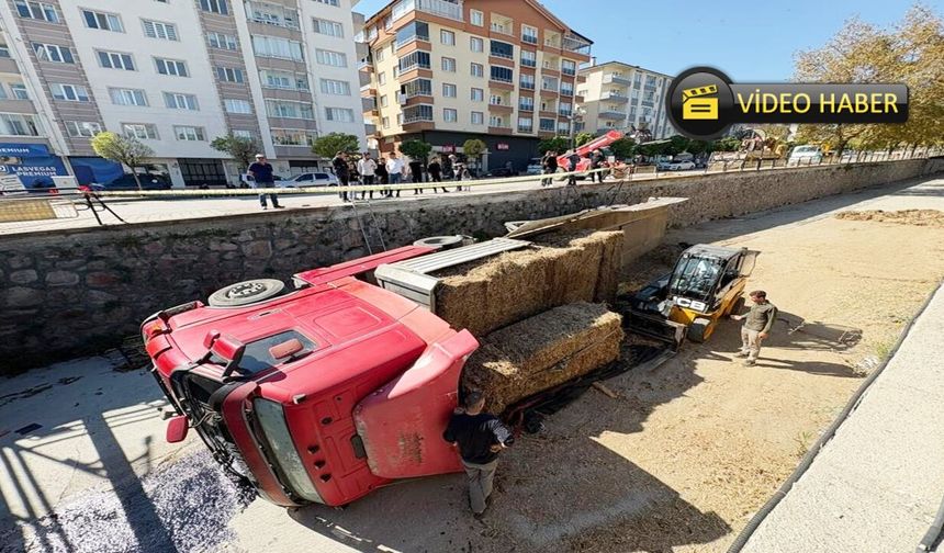 Kastamonu'da saman yüklü tır Kuruçay’a uçtu: Kaza anı kamerada